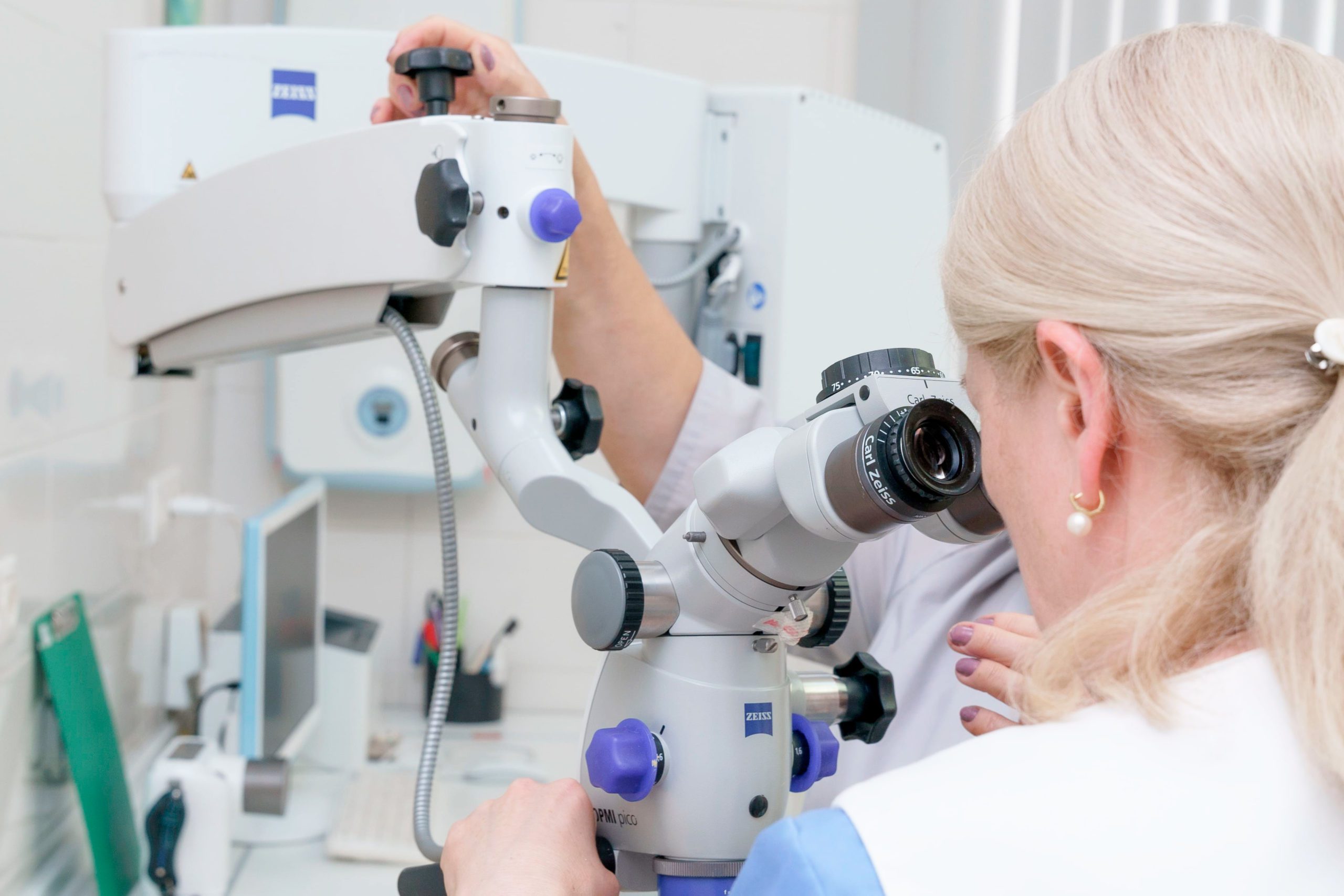 Лечение зубов под микроскопом: точность и безупречный результат